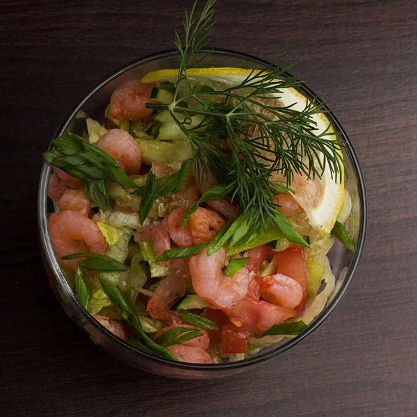 beyaz zemin üzerine deniz mahsulleri salatası