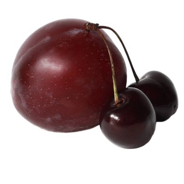 Beyaz arkaplanda kırmızı erik meyvesi izole