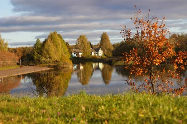 Lagoa no outono, folhas amarelas, reflexão Imagem De Stock