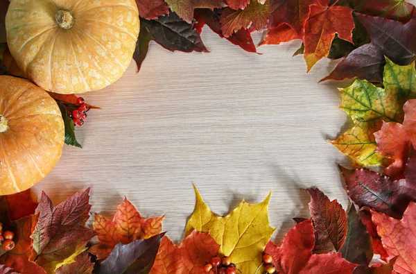 Sonbahar yaprakları ahşap arkaplan üzerinde kopyalama alanı ile