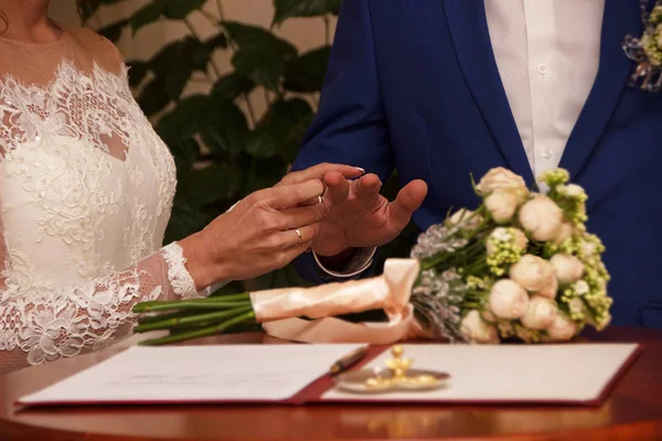 Gelin Damat üzerinde bir alyans takıyor. Portre fotoğraf
