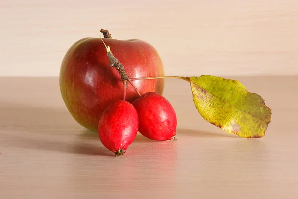 yalnız yeşil granny smith elma kırmızı lezzetli elma bir kalabalığın arasında oturur.