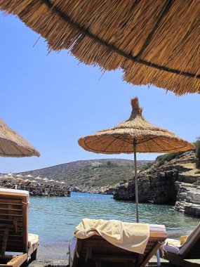 Deniz Manzaralı bir plaj şemsiyesi altından