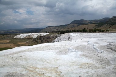 Pamukkale 'deki travertin havuzları ve terasları.
