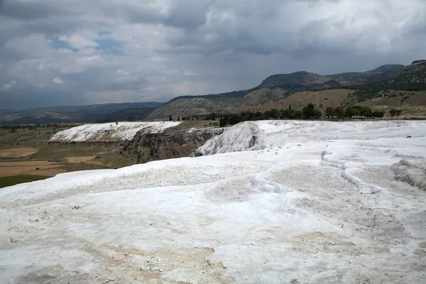 Travertin medencék és teraszok Pamukkale-ban. — Stock Fotó