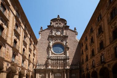 Francisco de Paula del Villar y Carmona tarafından inşa kilisenin Plateresque Revival cephe. Santa Maria de Montserrat manastırı. İspanya.