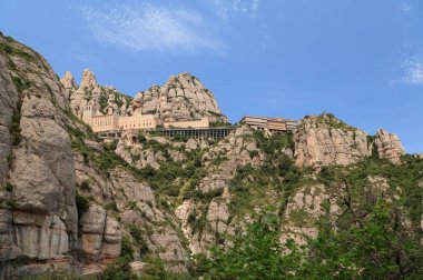 Santa Maria de Montserrat Monasterin Katalonya, İspanya./Santa Cova füniküler alt istasyonundan Santa Maria de Montserrat Manastırı görünümü.