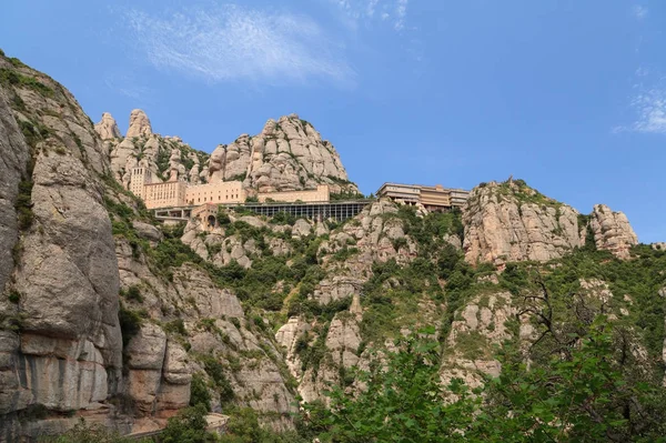 スペイン カタルーニャのサンタ マリア モントセラト修道院 サンタ コヴァ ケーブルカーの下部駅からサンタ マリア モンセラート修道院の眺め — ストック写真