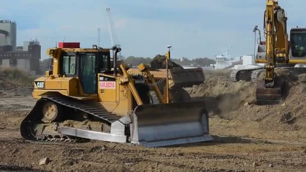 Máquina en un sitio de construcción — Vídeo de stock