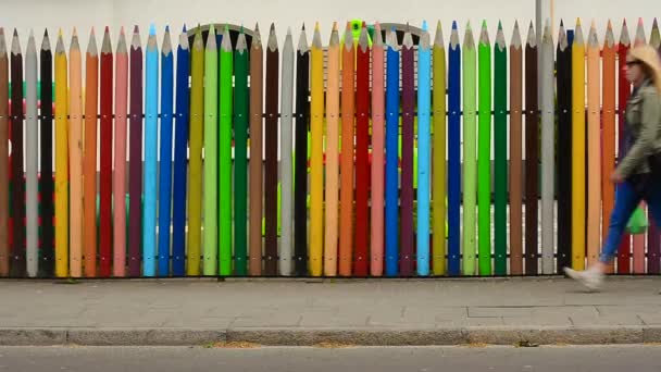 Bolígrafos grandes como una cerca en Swinoujscie, Polonia — Vídeo de stock