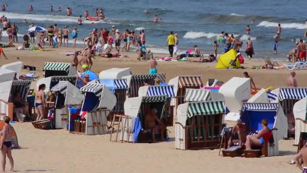 Люди и пляжные кресла в Swinoujscie, Poland — стоковое видео