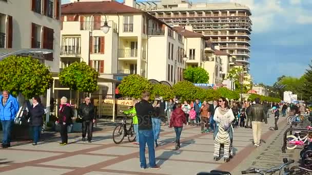 Foule sur la promenade de la plage à Swinoujscie — Video