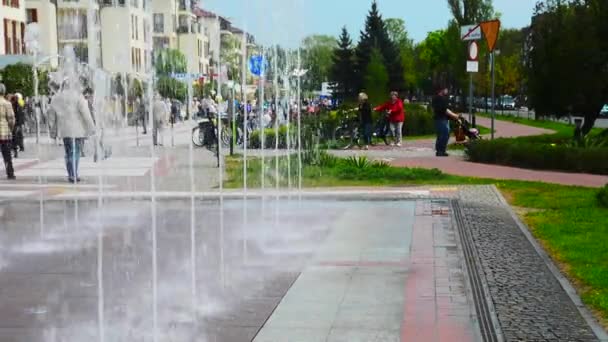 シフィノウィシチェ、ポーランドのプロムナードの噴水 — ストック動画