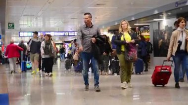 Yaya bir havaalanında Fransa