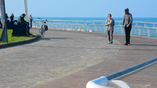 Люди на набережній біля пляжу в Пезаро (Італія) — стокове відео