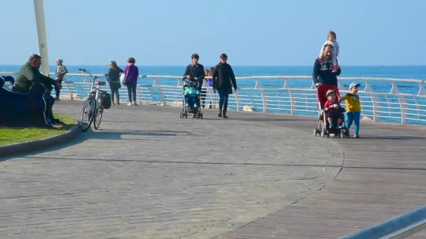 Mensen aan de strandpromenade in Pesaro, Italië — Stockvideo