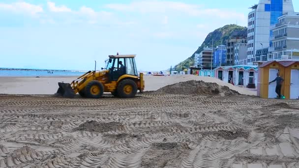 Verplaatsen van zand in Pesaro, Italië — Stockvideo
