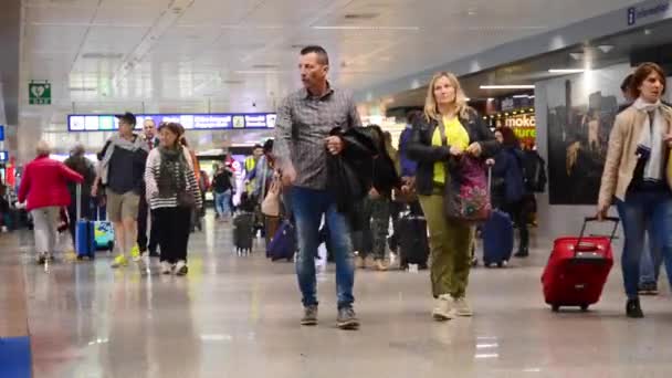 フランスの空港で歩行者 — ストック動画