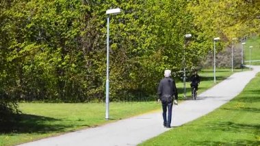 İnsanlar bahar'nde parkway üzerinde