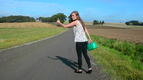 Γυναίκα με άδειο βενζίνη μπορεί σε ένα countryroad — Αρχείο Βίντεο