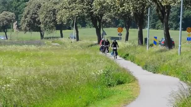 Ποδήλατο-τουρίστες στην ύπαιθρο στη Σουηδία — Αρχείο Βίντεο