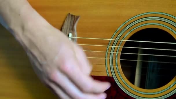 Hand en een deel van een gitaar spelen — Stockvideo
