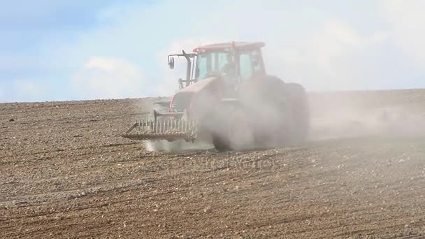 Travaux agricoles poussiéreux dans le sud de la Suède — Video