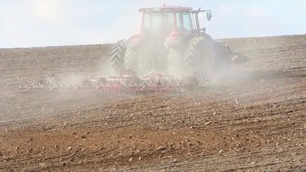 Travaux agricoles poussiéreux dans le sud de la Suède — Video