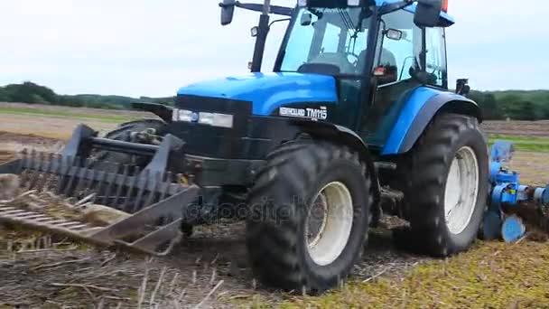 Traktor med skivan harrow — Stockvideo