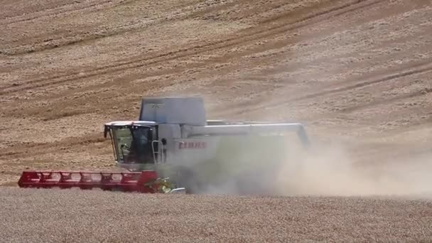 Máquinas de colheita em Scania, Suecia — Vídeo de Stock