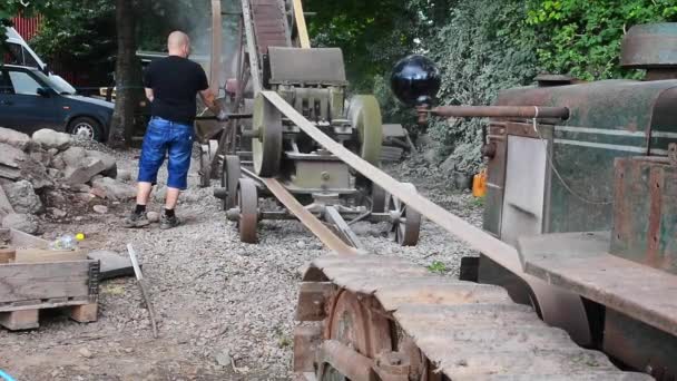 Работа со старым каменным крестоносцем в Свенсторпе, Scania, Швеция — стоковое видео