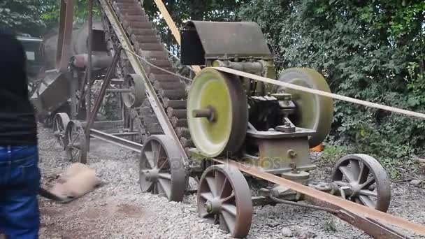 Trabajar con una vieja trituradora de piedra — Vídeos de Stock