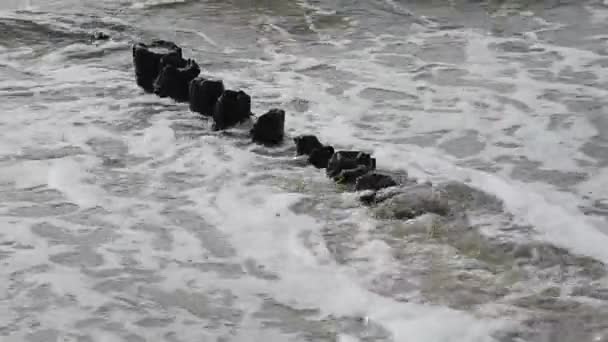 Bølger ved bølgeknuser – stockvideo
