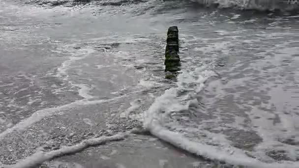 Τα κύματα στο διακόπτη κύματος — Αρχείο Βίντεο