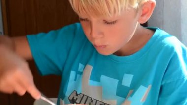 Öğle yemeği yiyen çocuk