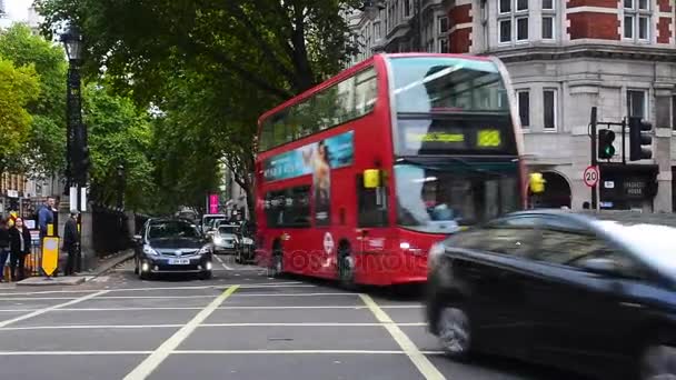 Verkeer op London street — Stockvideo