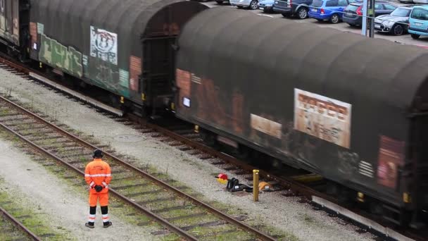 Εργάζονται σε ένα ναυπηγείο σιδηροδρόμων στο Ystad της Σουηδίας — Αρχείο Βίντεο
