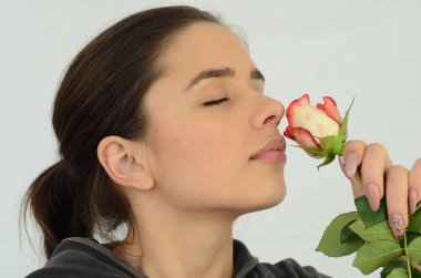 Genç kadın zevk bir gül