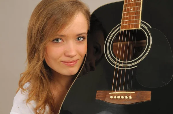Portret Młoda Kobieta Jej Gitara — Zdjęcie stockowe