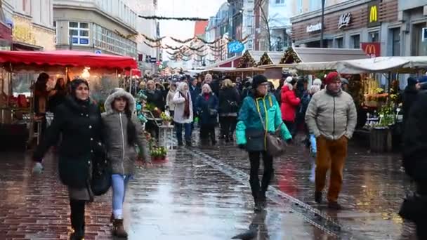 Рождественский рынок во Фленсбурге, Германия — стоковое видео