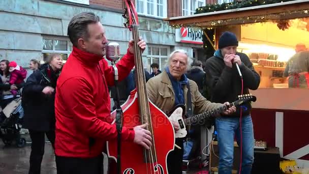 Músicos de rua no mercado de Natal em Flensburg, Alemanha — Vídeo de Stock