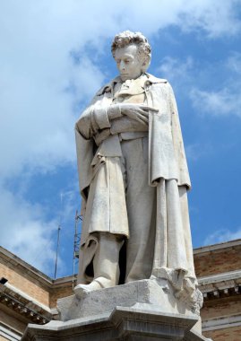 Giacomo Leopardi Recanati, Marche, İtalya'nın heykeli