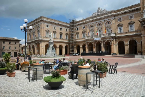 Piazza Giacomo Leopardi Recanati eski şehirde, Marche bölgesi, İtalya, 5 Mayıs 2017