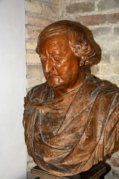İtalyan besteci Gioacchino Antonio Rossini evini ve Müzesi Pesaro, Marche bölgesi, İtalya, 30 Nisan 2017'ın büstü