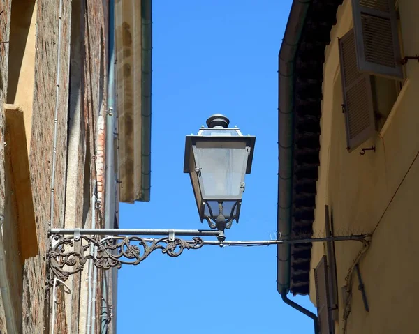 Eski sokak lambası bir sokakta Pesaro, Marche bölgesi, İtalya