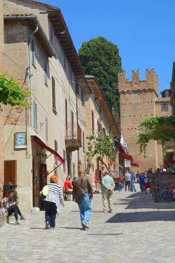 Street insanlar ve eski bir kule Gradara Castle: Marche, İtalya, 4 Mayıs 2017