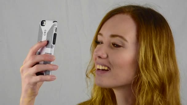 Νεαρή γυναίκα λαμβάνοντας selfies — Αρχείο Βίντεο
