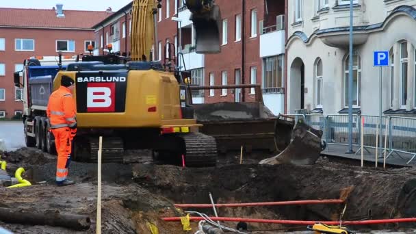Escavadeira de trabalho em uma rua — Vídeo de Stock