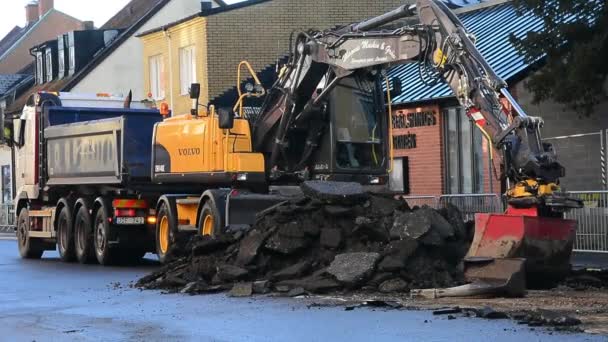 Excavatrice travaillant dans une rue — Video