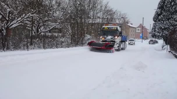 Despejando nieve en una ciudad — Vídeo de stock